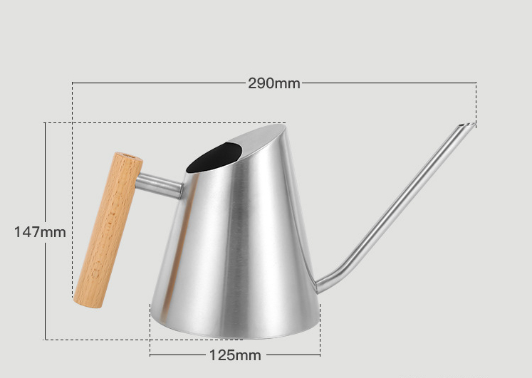 Elegant vandkande med ergonomisk træhåndtag, ideel til stilfuld vanding i haven. Mat sort, holdbar, 900 ml kapacitet.