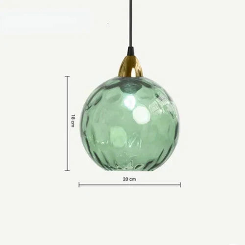 Elegant glas-kugle pendellampe med varmt lys, ideel til en stilfuld indretning i stuen eller soveværelset