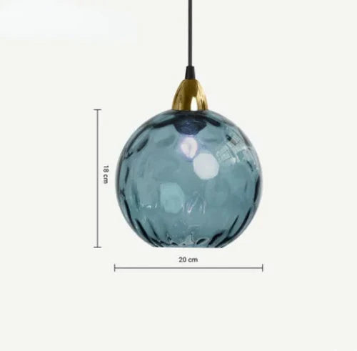 Elegant glas-kugle pendellampe med varmt lys, ideel til en stilfuld indretning i stuen eller soveværelset