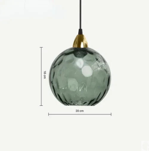 Elegant glas-kugle pendellampe med varmt lys, ideel til en stilfuld indretning i stuen eller soveværelset