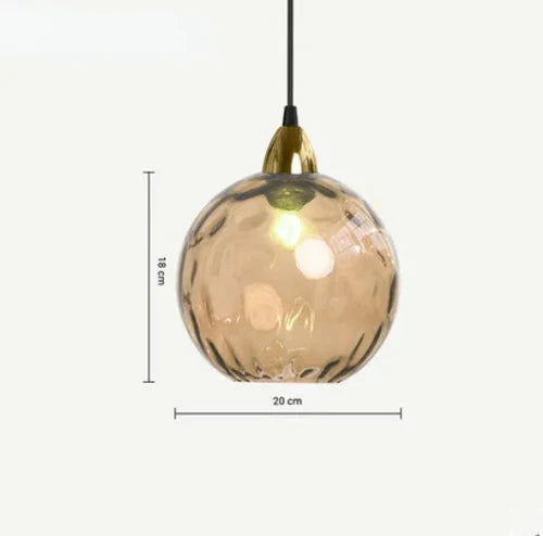 Elegant glas-kugle pendellampe med varmt lys, ideel til en stilfuld indretning i stuen eller soveværelset