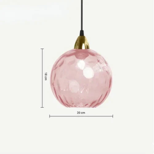 Elegant glas-kugle pendellampe med varmt lys, ideel til en stilfuld indretning i stuen eller soveværelset