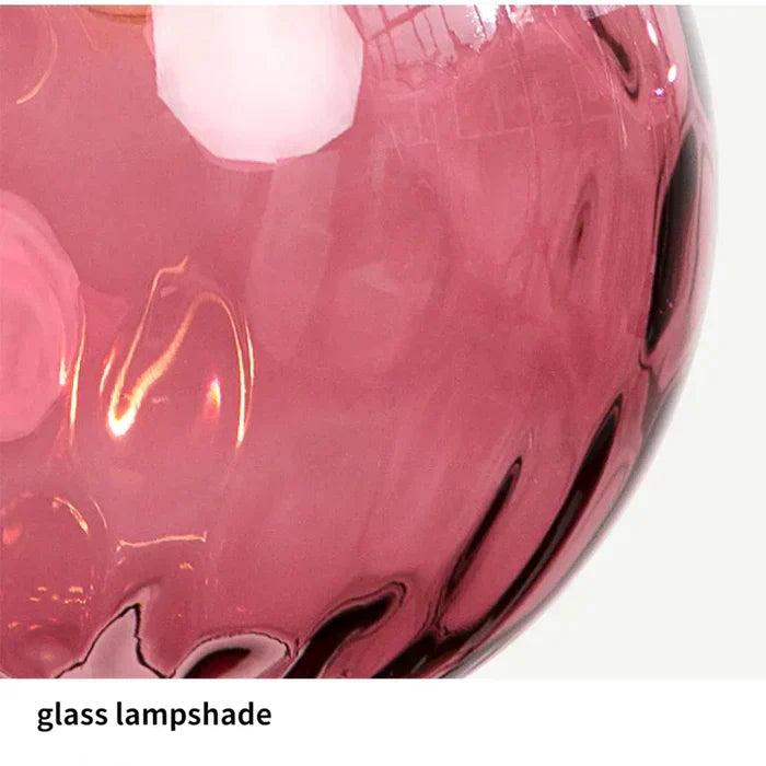 Elegant glas-kugle pendellampe med varmt lys, ideel til en stilfuld indretning i stuen eller soveværelset