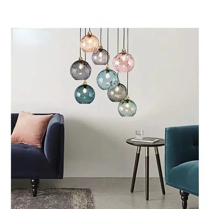 Elegant glas-kugle pendellampe med varmt lys, ideel til en stilfuld indretning i stuen eller soveværelset