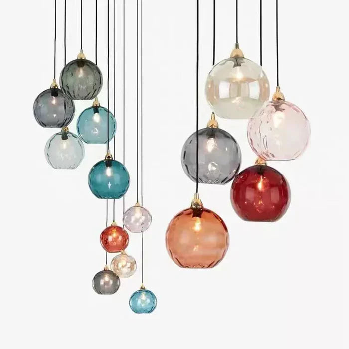Elegant glas-kugle pendellampe med varmt lys, ideel til en stilfuld indretning i stuen eller soveværelset