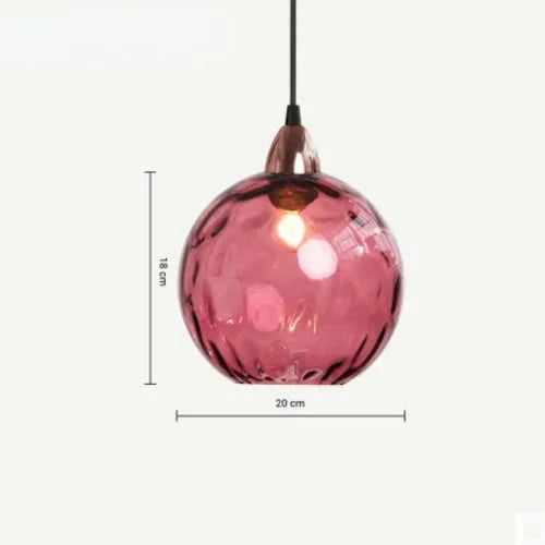 Elegant glas-kugle pendellampe med varmt lys, ideel til en stilfuld indretning i stuen eller soveværelset