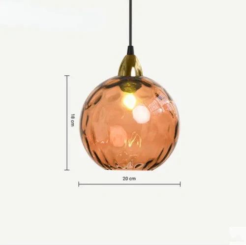 Elegant glas-kugle pendellampe med varmt lys, ideel til en stilfuld indretning i stuen eller soveværelset