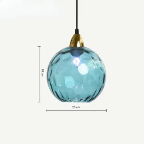 Elegant glas-kugle pendellampe med varmt lys, ideel til en stilfuld indretning i stuen eller soveværelset