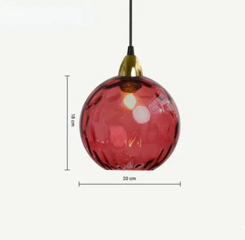 Elegant glas-kugle pendellampe med varmt lys, ideel til en stilfuld indretning i stuen eller soveværelset