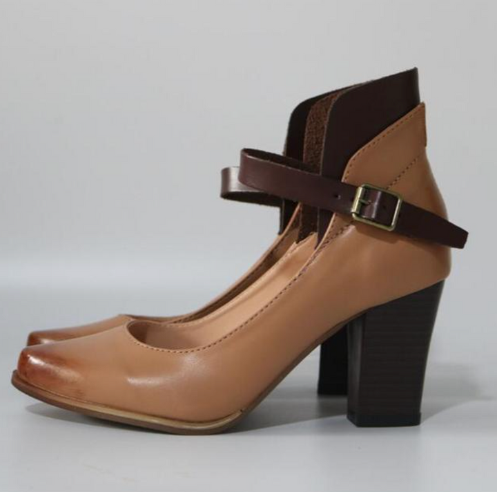 Tidløse brune hælsandaler med komfort for kvinder. Alsidige sandaler til hverdagsbrug og elegante lejligheder.