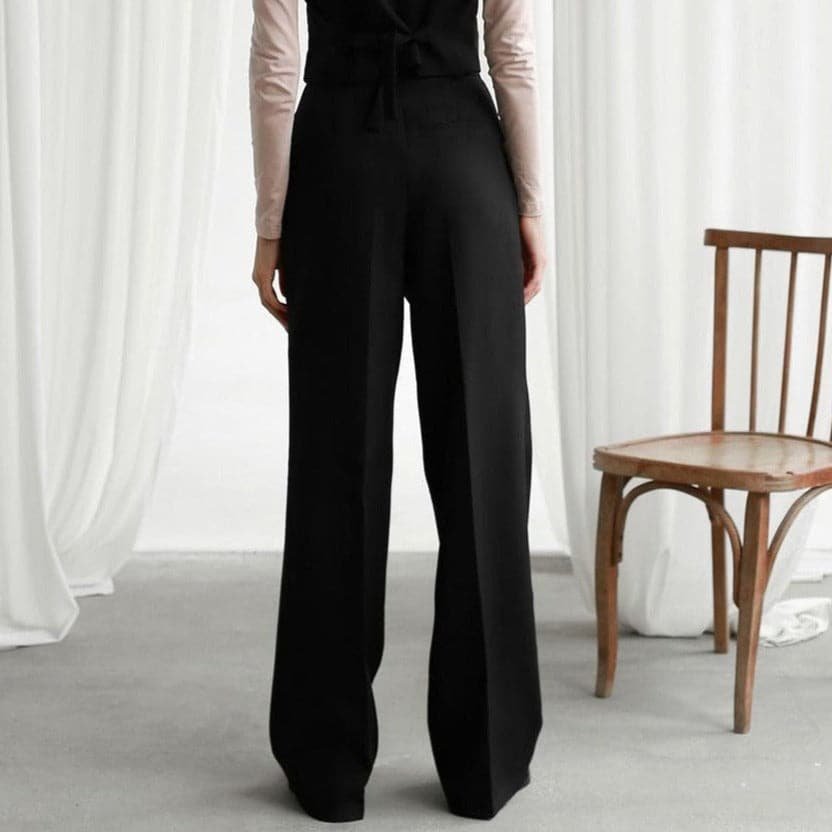 Brune elegante plisserede bukser, højtaljede med vide ben. Alsidige fest- eller sommerbukser med et klassisk look.