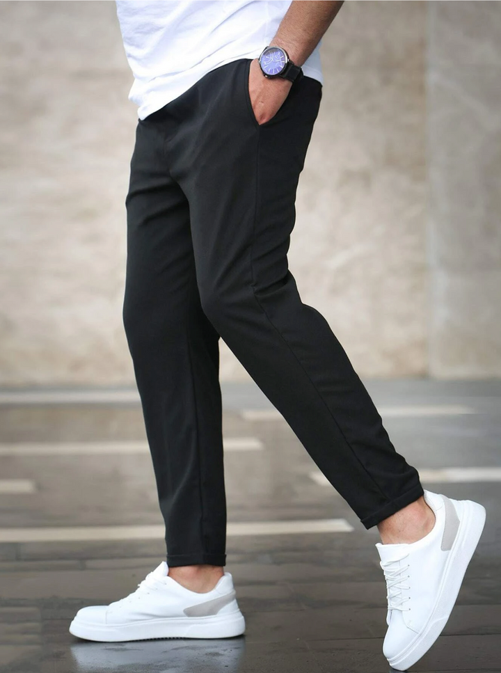 Moderne slim fit herrebukser i beige med stræk. Fremhæver en slank silhuet og høj komfort.