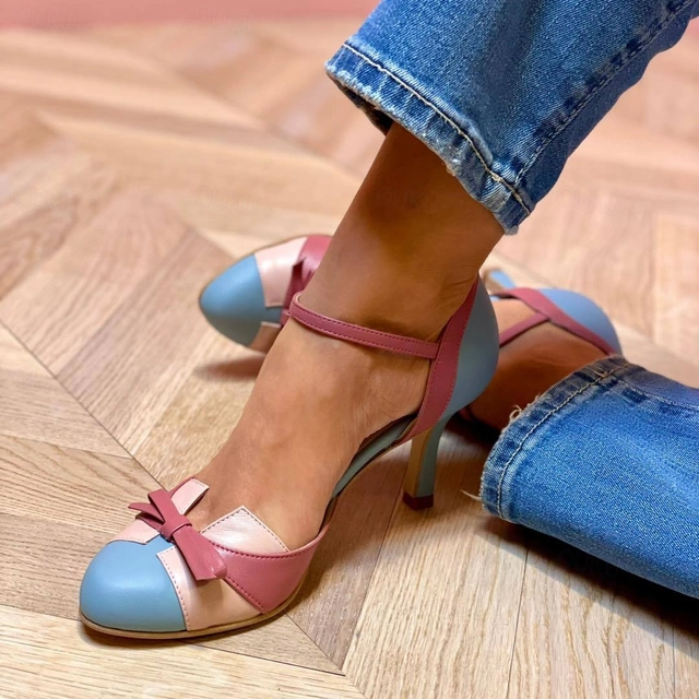 Elegante himmelblå hælsandaler til kvinder med komfortabel hæl, perfekte som festsko eller sommersko.