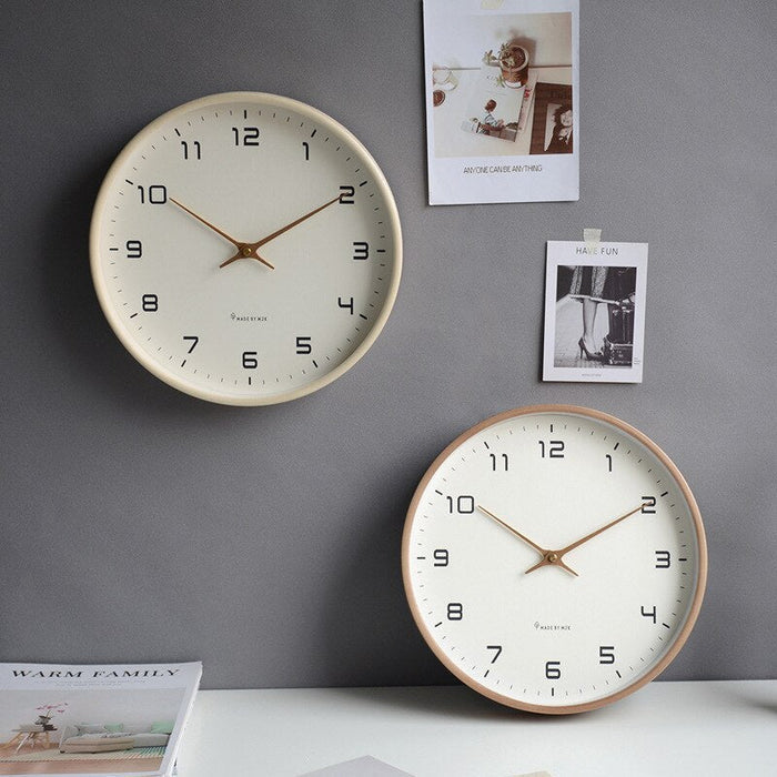 NordicTimber trævægur, elegant og moderne, leveres i brun eller creme.
