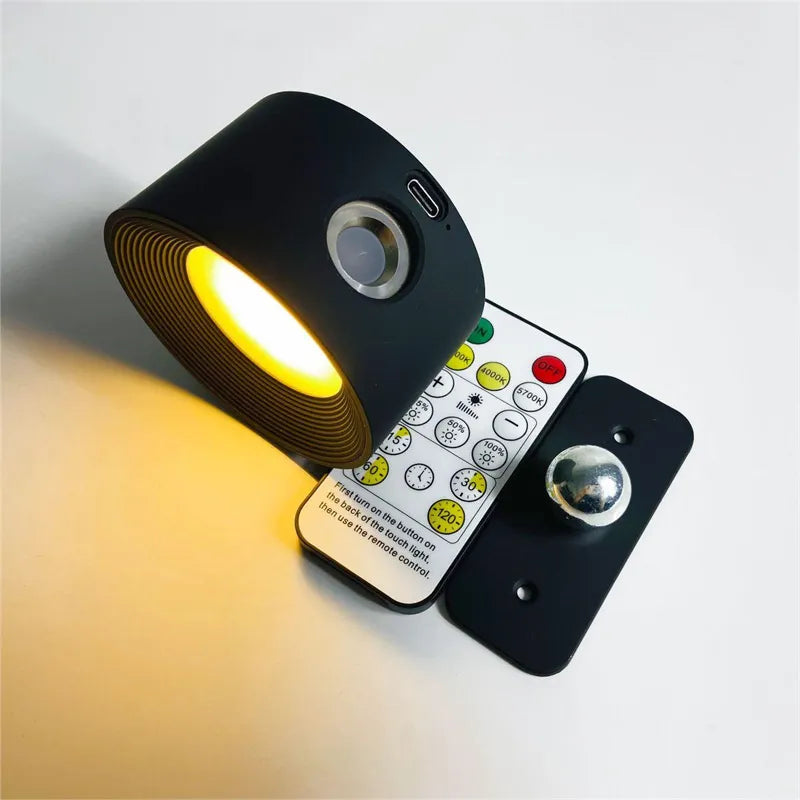 Elegant trådløs væglampe i sort set fra siden, med dæmpbart LED-lys og 360° drejelig funktion for fleksibel positionering.