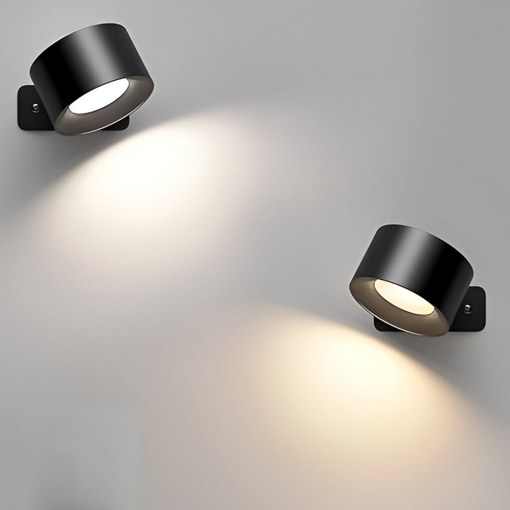 Elegant trådløs væglampe i sort set fra siden, med dæmpbart LED-lys og 360° drejelig funktion for fleksibel positionering.