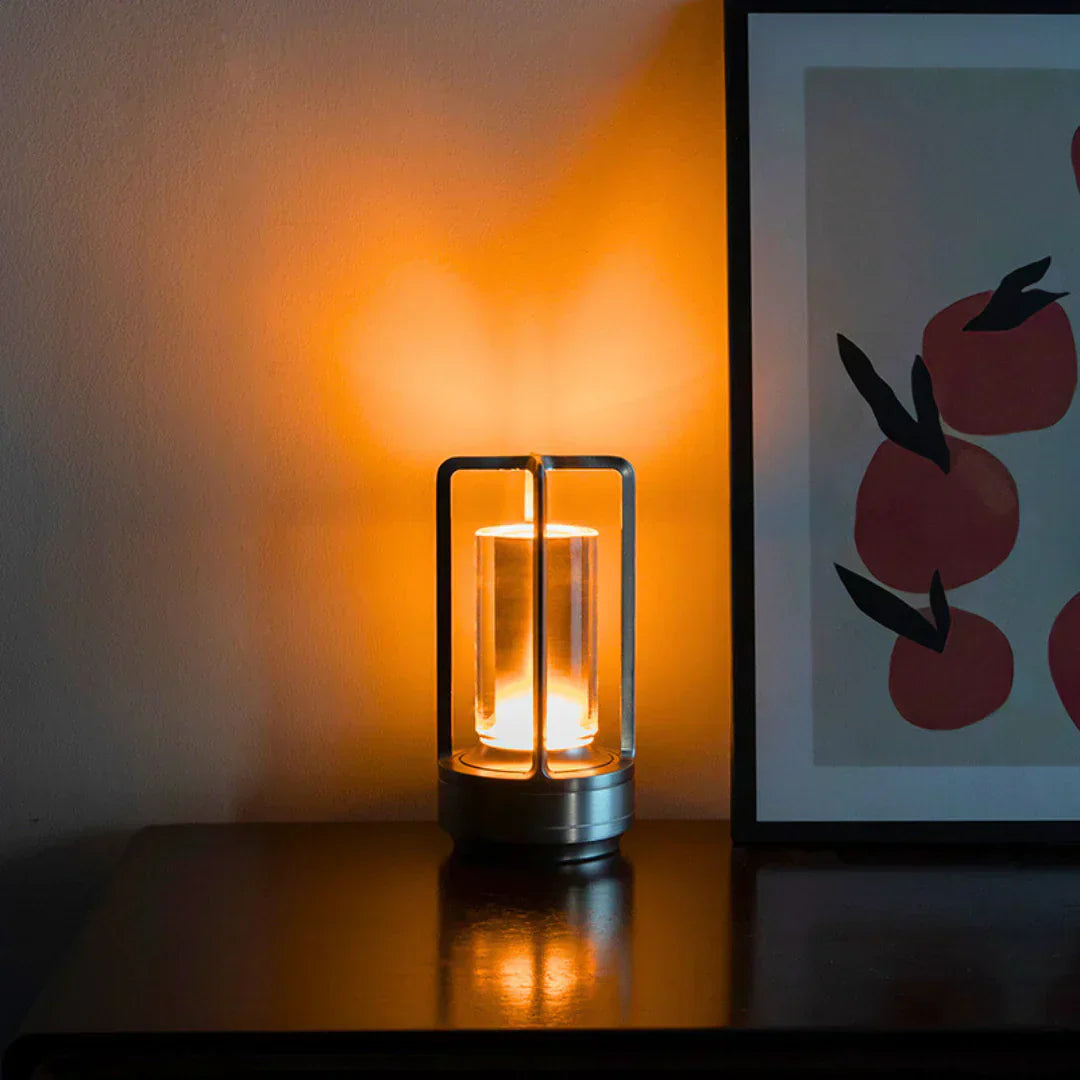 Elegant krystal bordlampe i rustfrit stål med touchbetjening og dæmpbar belysning i et luksuriøst design.