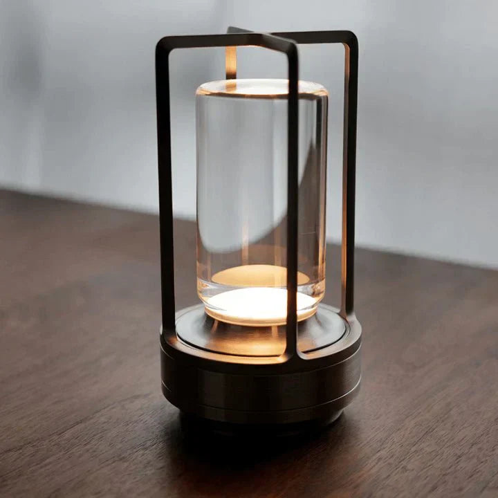Elegant krystal bordlampe i rustfrit stål med touchbetjening og dæmpbar belysning i et luksuriøst design.