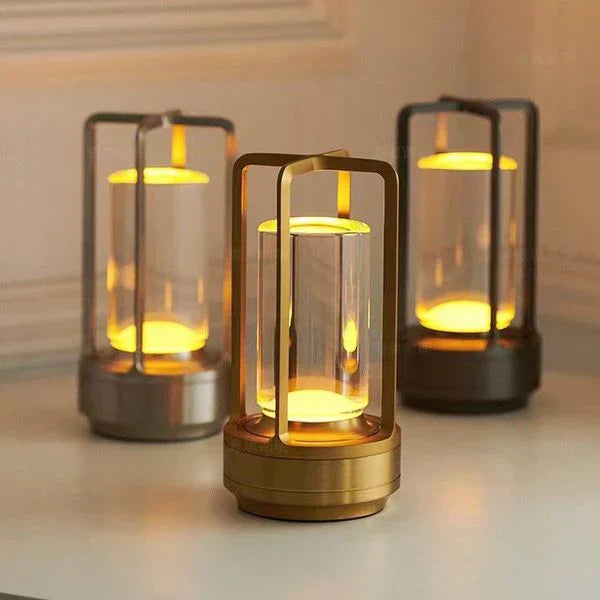 Elegant krystal bordlampe i rustfrit stål med touchbetjening og dæmpbar belysning i et luksuriøst design.