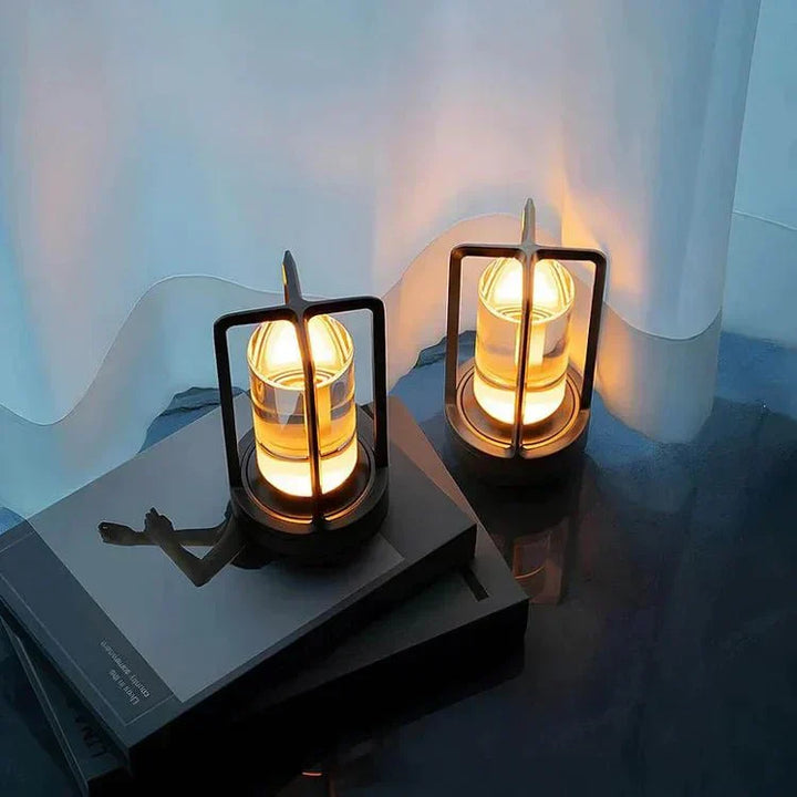 Elegant krystal bordlampe i rustfrit stål med touchbetjening og dæmpbar belysning i et luksuriøst design.
