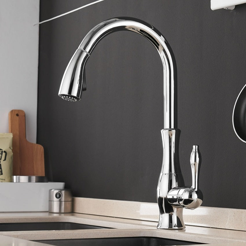 Detaljebillede af sort køkkenarmatur med udtrækkelig bruser, fremviser design og finish.