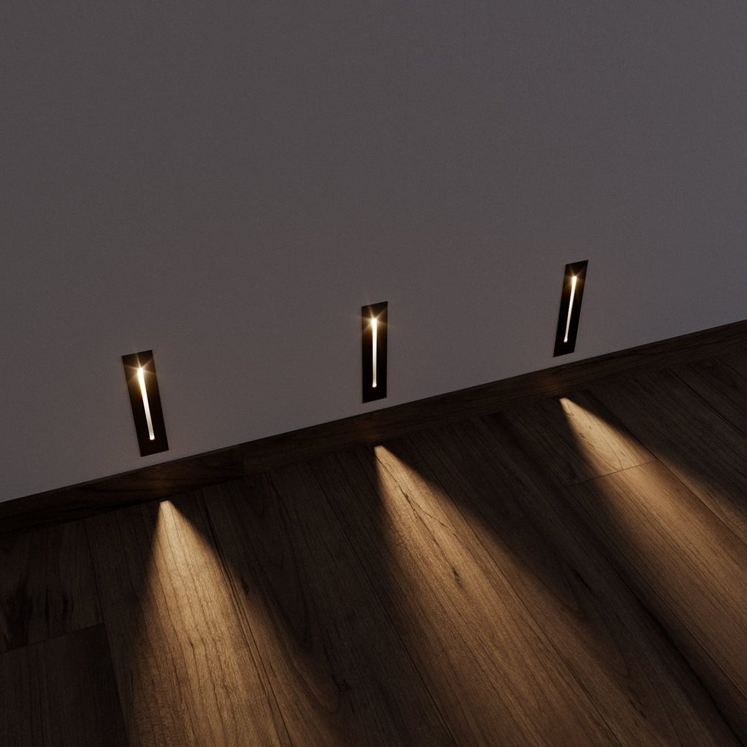 Elegant LED-sensorlampe til trapper, aluminium, moderne form, energibesparende, i aktion i skumringen og ved bevægelse