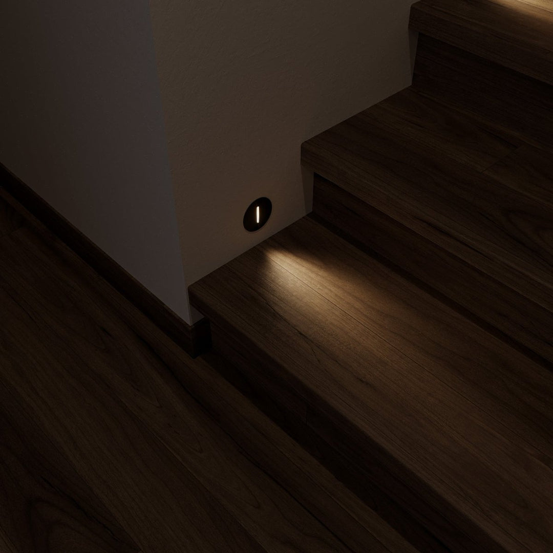 Elegant LED-sensorlampe til trapper, aluminium, moderne form, energibesparende, i funktion ved mørke og bevægelse