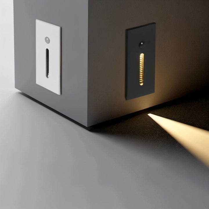 Elegant LED-sensorlampe til trapper, aluminium, moderne form, energibesparende, i funktion ved mørke og bevægelse