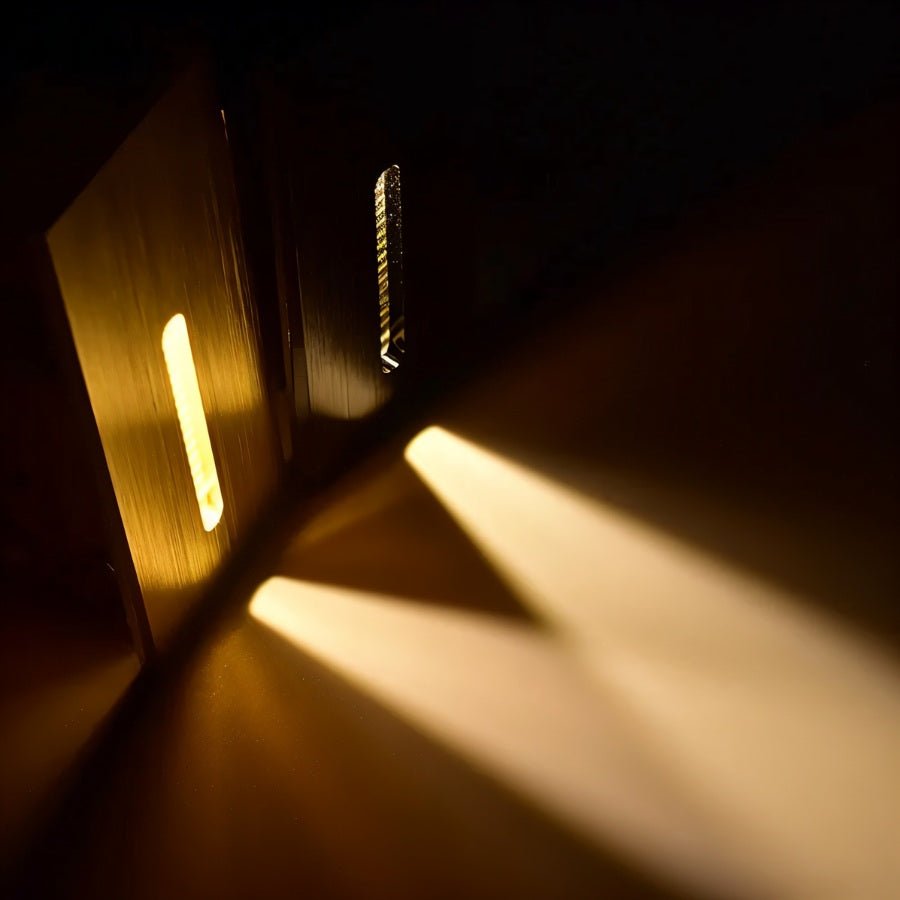 Elegant LED-sensorlampe til trapper, aluminium, moderne form, energibesparende, i funktion ved mørke og bevægelse