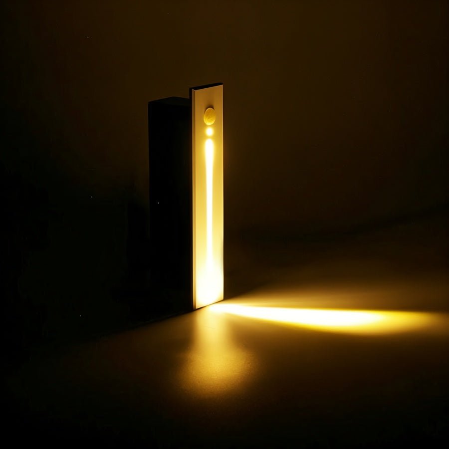 Elegant LED-sensorlampe til trapper, aluminium, moderne form, energibesparende, i funktion ved mørke og bevægelse
