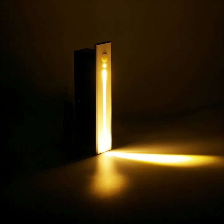 Elegant LED-sensorlampe til trapper, aluminium, moderne form, energibesparende, i funktion ved mørke og bevægelse