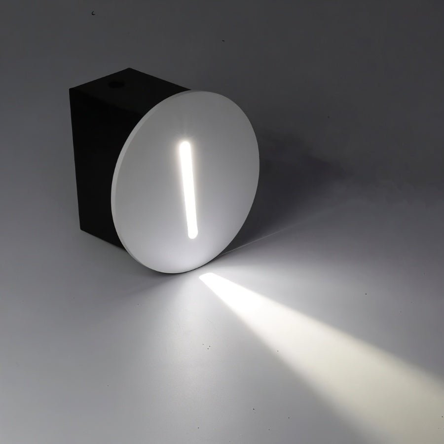 Elegant LED-sensorlampe til trapper, aluminium, moderne form, energibesparende, i funktion ved mørke og bevægelse