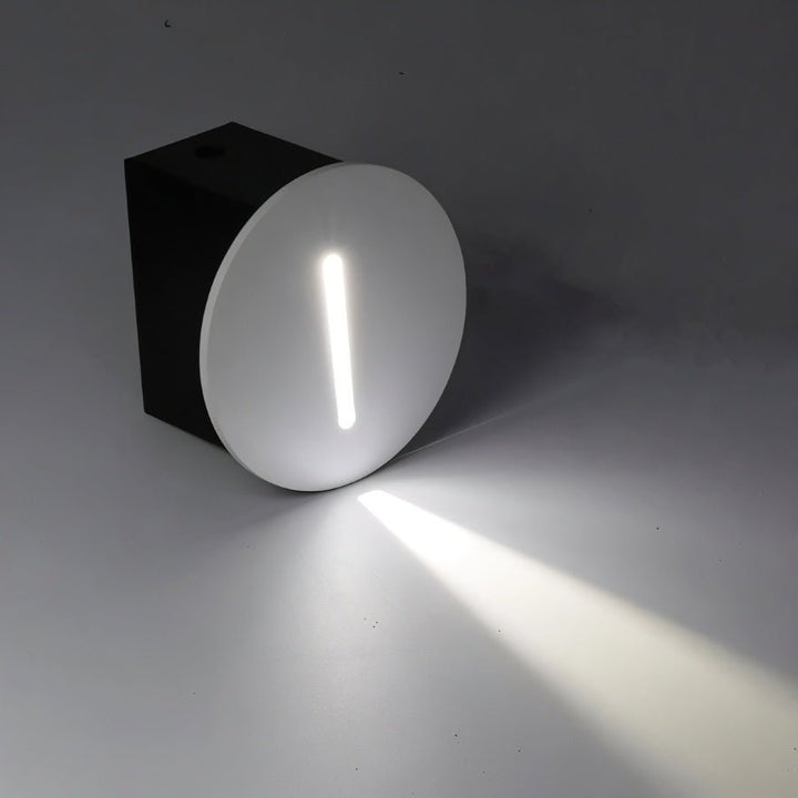 Elegant LED-sensorlampe til trapper, aluminium, moderne form, energibesparende, i funktion ved mørke og bevægelse