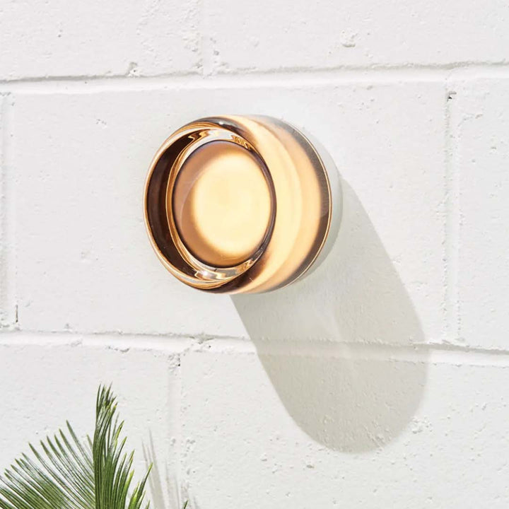 Elegant LED-væglampe i moderne design af akryl og aluminium, perfekt accent til stilfulde interiører