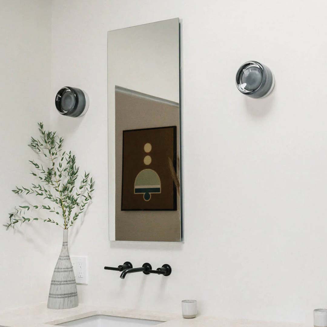 Elegant LED-væglampe i moderne design af akryl og aluminium, perfekt accent til stilfulde interiører