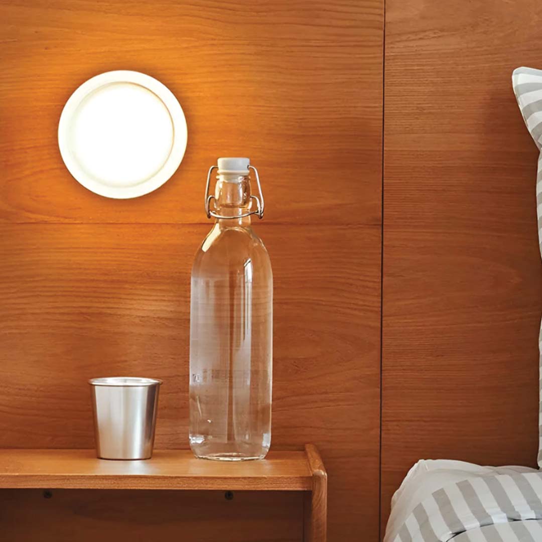 Elegant LED-væglampe i moderne design af akryl og aluminium, perfekt accent til stilfulde interiører