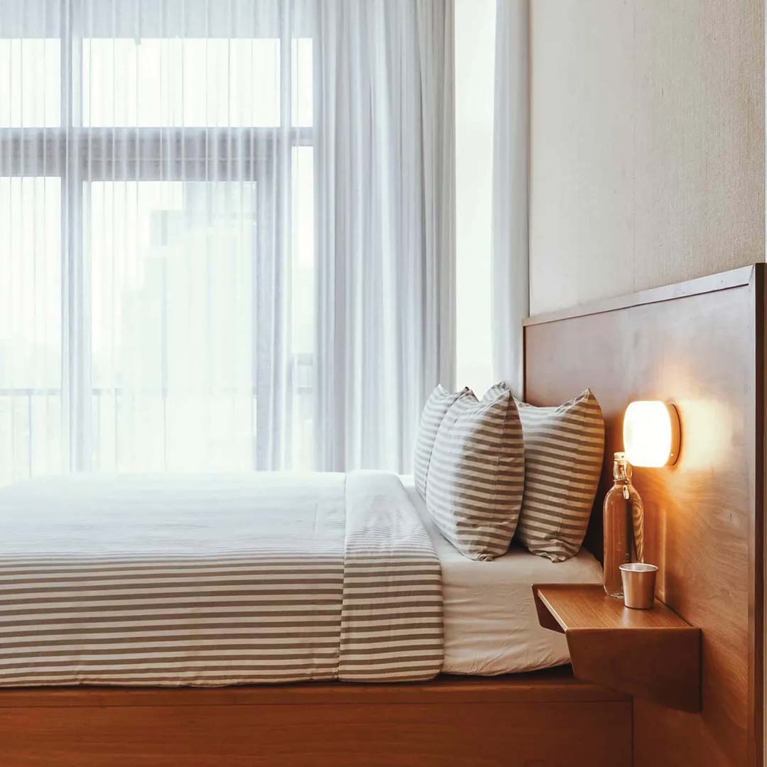 Elegant LED-væglampe i moderne design af akryl og aluminium, perfekt accent til stilfulde interiører