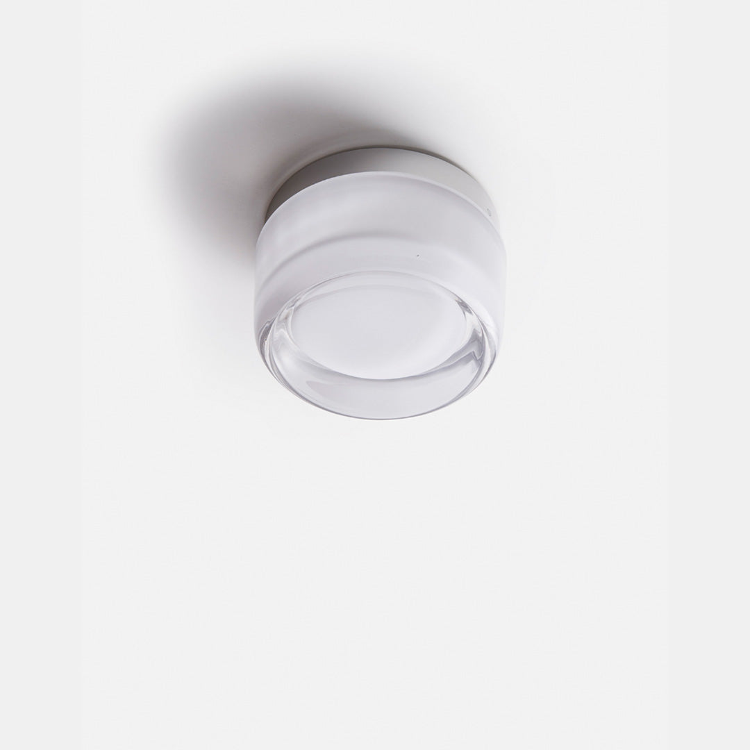Elegant LED-væglampe i moderne design af akryl og aluminium, perfekt accent til stilfulde interiører