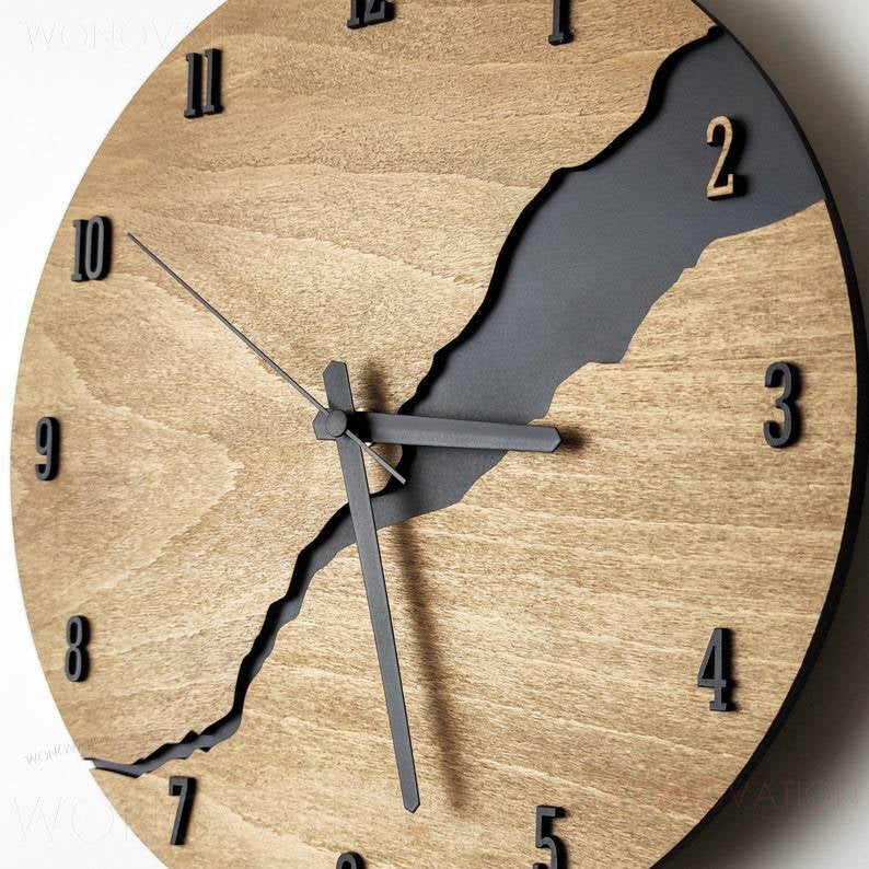 Elegant minimalistisk trævægur i luksuriøst design. Urets naturlige åretegning gør det til et ideelt indslag i ethvert interiør.