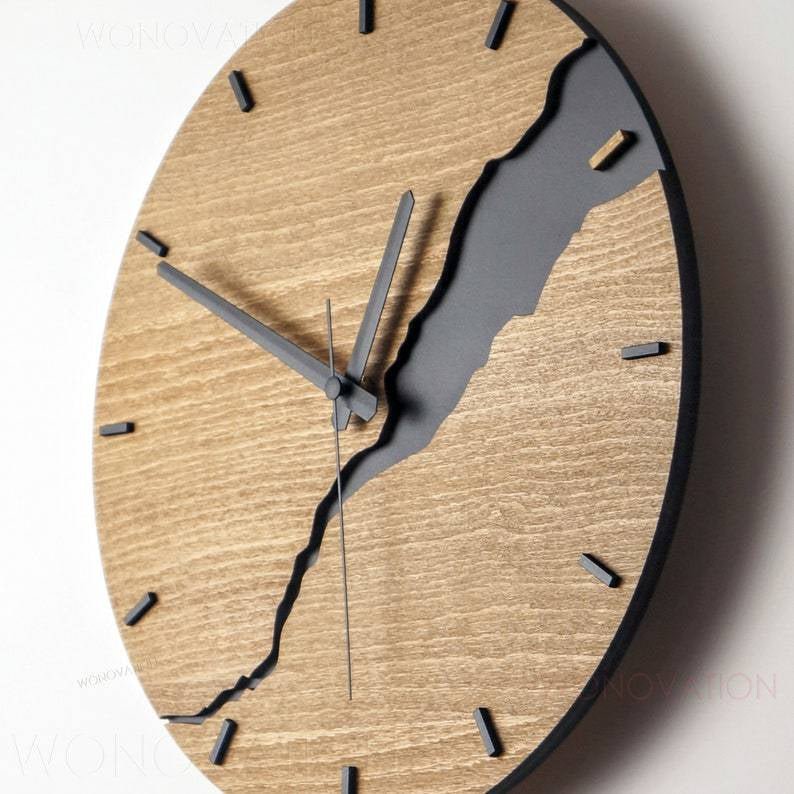 Elegant minimalistisk trævægur i luksuriøst design. Urets naturlige åretegning gør det til et ideelt indslag i ethvert interiør.