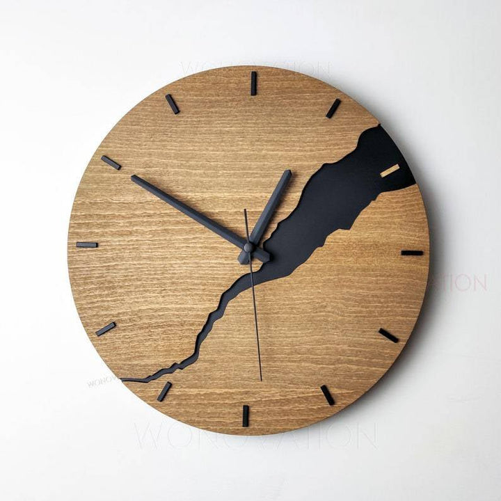 Elegant minimalistisk trævægur i luksuriøst design. Urets naturlige åretegning gør det til et ideelt indslag i ethvert interiør.