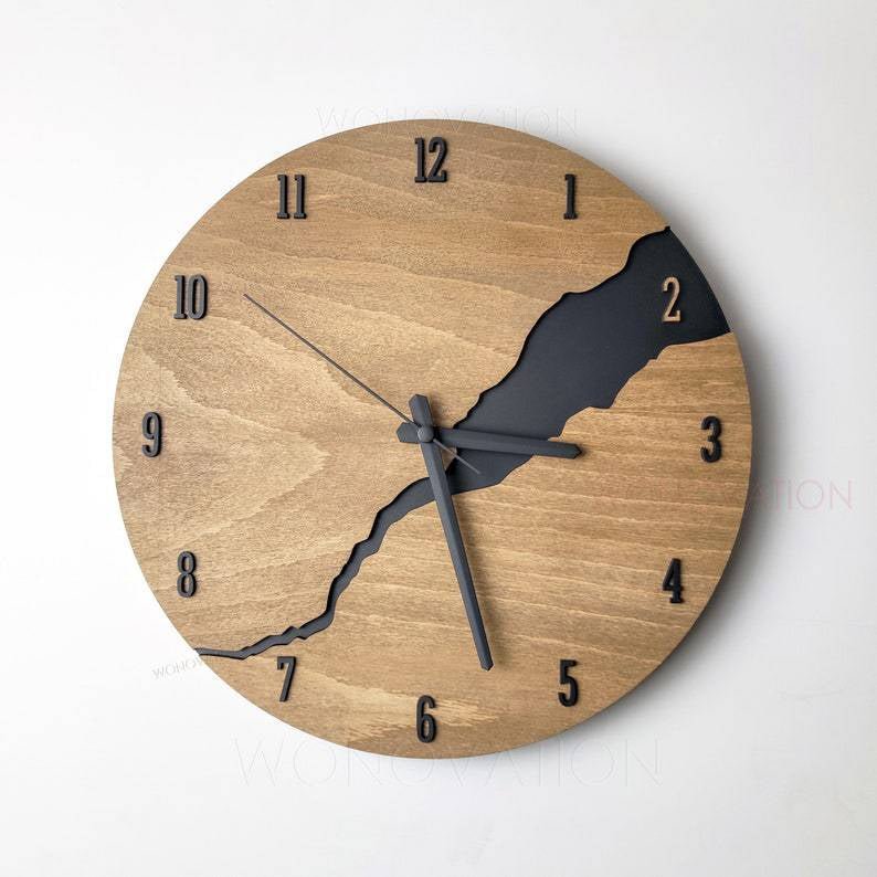 Elegant minimalistisk trævægur i luksuriøst design. Urets naturlige åretegning gør det til et ideelt indslag i ethvert interiør.