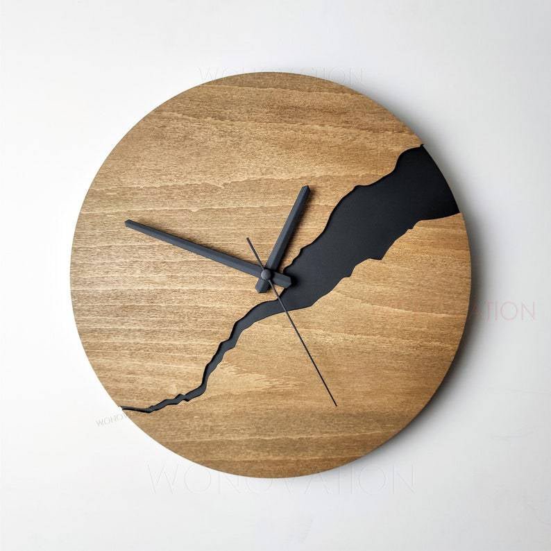Elegant minimalistisk trævægur i luksuriøst design. Urets naturlige åretegning gør det til et ideelt indslag i ethvert interiør.