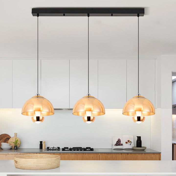 Elegant nordisk køkken hængelampe med tre ravfarvede glasskærme til moderne køkkener og spisestuer.