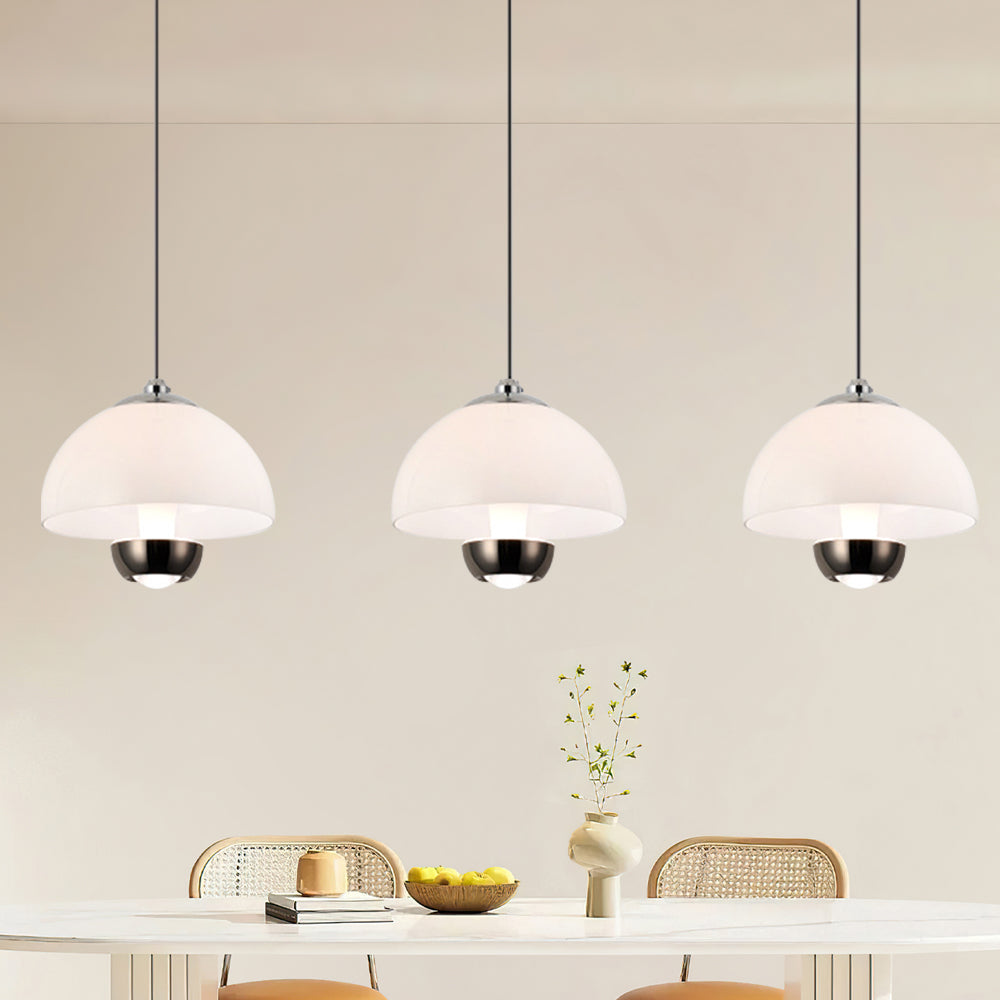 Elegant nordisk køkken hængelampe med tre ravfarvede glasskærme til moderne køkkener og spisestuer.