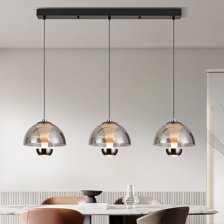 Elegant nordisk køkken hængelampe med tre ravfarvede glasskærme til moderne køkkener og spisestuer.