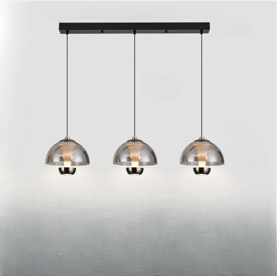 Elegant nordisk køkken hængelampe med tre ravfarvede glasskærme til moderne køkkener og spisestuer.