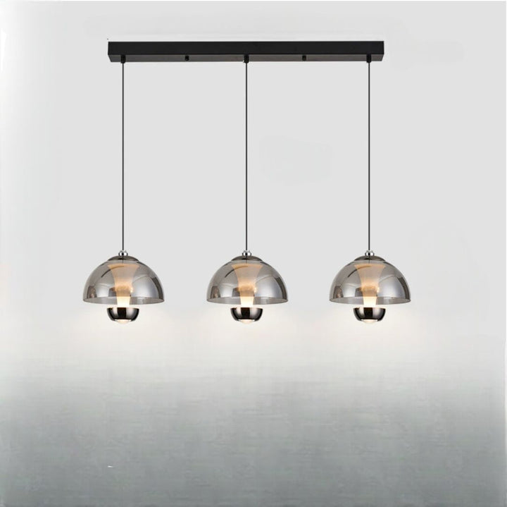 Elegant nordisk køkken hængelampe med tre ravfarvede glasskærme til moderne køkkener og spisestuer.