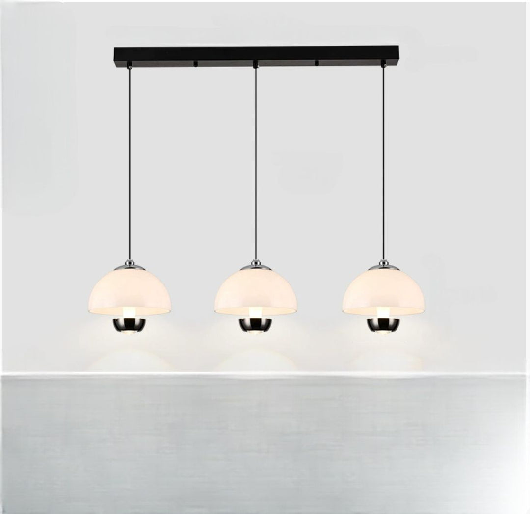 Elegant nordisk køkken hængelampe med tre ravfarvede glasskærme til moderne køkkener og spisestuer.