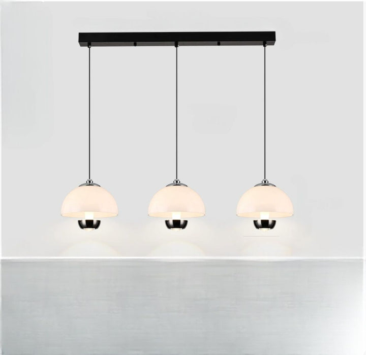 Elegant nordisk køkken hængelampe med tre ravfarvede glasskærme til moderne køkkener og spisestuer.